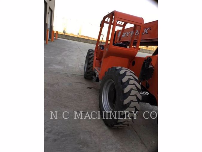 2019 JLG 8042