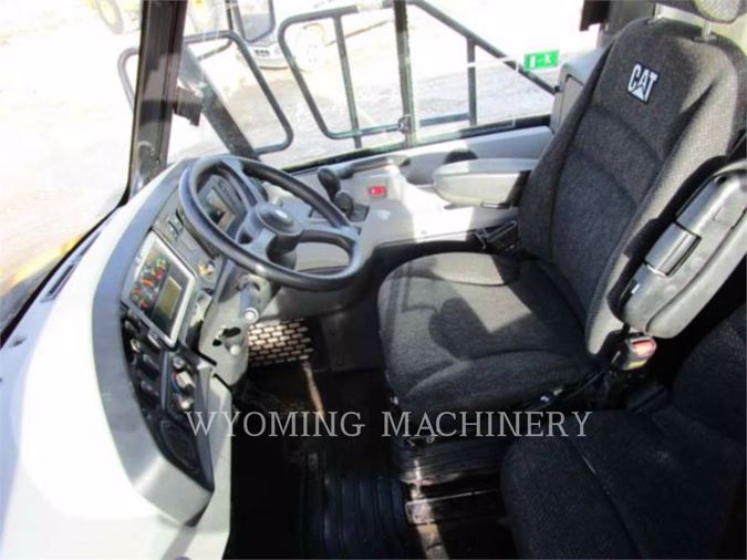 2015 CATERPILLAR 725